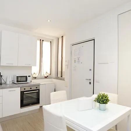 Ticinese 28 * 밀라노